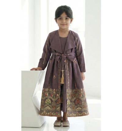 جلابية أطفال تراثية فاخرة بتفاصيل خليجية – لون بني موف