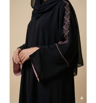 عباية سوداء بتطريز وردي ناعم على الأكمام