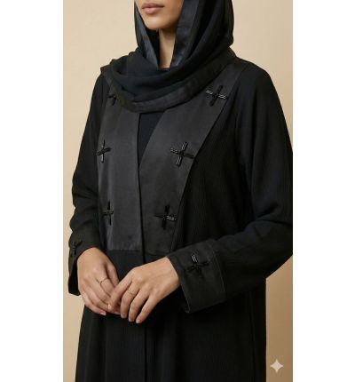  عباية سوداء بتفاصيل معدنية عصرية وقَصّة راقية