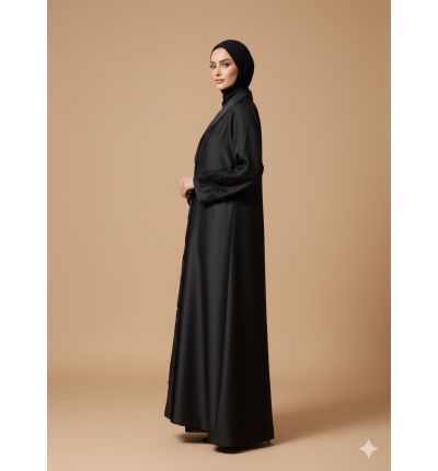 عباية مزينة بتفاصيل خرز أسود بنقوش فنية بارزة 