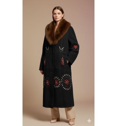 جاكيت صوفي طويل مطرز بياقة فرو – لون أسود
