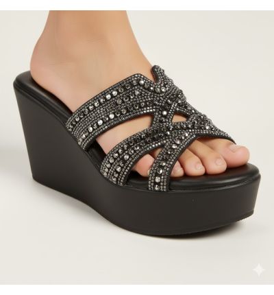 حذاء نسائي بكعب ويدج مزين بتفاصيل لامعة