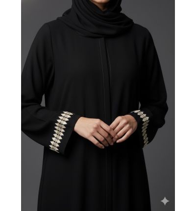 عباية سوداء بتطريز أبيض على الأكمام