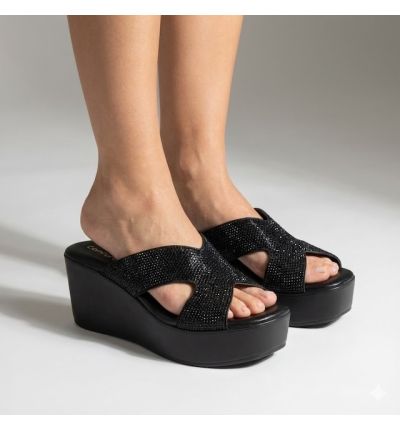 حذاء نسائي بكعب ويدج مزين بتفاصيل لامعة