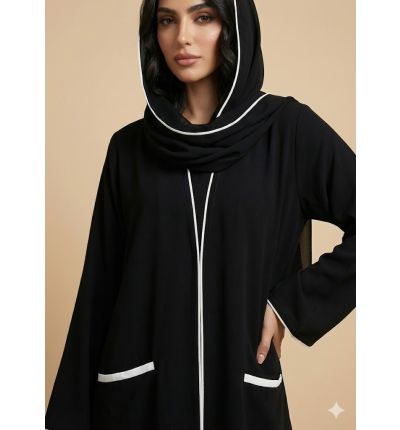 عباية سوداء بخطوط بيضاء وجيوب بتصميم أنيق