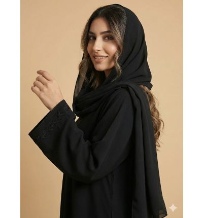 عباية سوداء بتطريز ناعم وقَصّة انسيابية