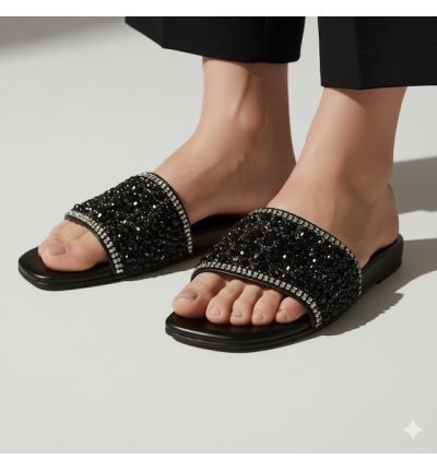 شبشب نسائي أنيق بتفاصيل لامعة