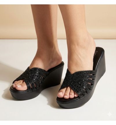 صندل نسائي بكعب مريح بتفاصيل لامعة